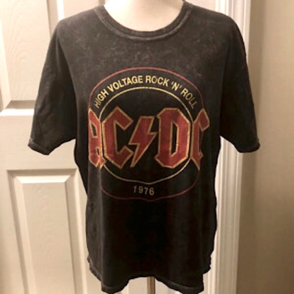 “NEW” AC/DC Lock-Up Your Daughters 1976 UK Tour T-Shirt